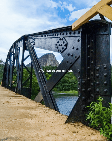 Pontilhão de Ferro em Ladainha Minas Gerais, com uma pedra ao fundo