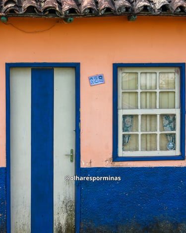 Janela e porta de casa colorida em Lavras Novas, Minas Gerais, distrito de Ouro Preto MG