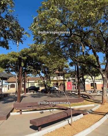 Praça central de Honório Bicalho em Nova Lima MG, com árvores, bancos e casario ao redor