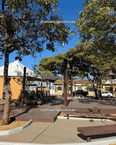 Praça arborizada em Honório Bicalho, distrito de Nova Lima MG, com bancos, sombra e clima tranquilo