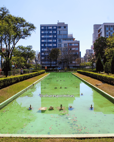 Praça da Liberdade com a fonte desligada e predios ao fundo