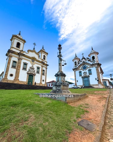 Praça Minas Gerais em Mariana, com as duas igrejas gemeas ao fundo
