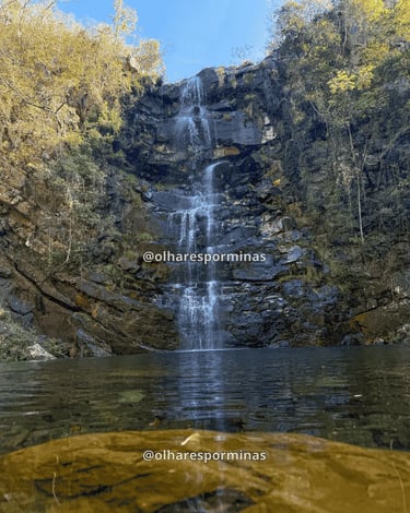 Vista frontal da queda d'água e do poço da Cachoeira das Fadas em Conselheiro Mata