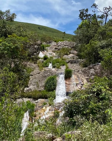 Cachoeira Paraíso dos Pássaros na Serra da Canastra MG, com quedas d’água entre rochas