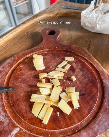 Queijo artesanal cortado em uma tabua em Serro Minas Gerais