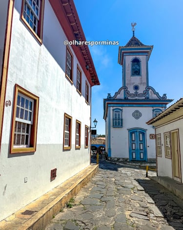 Rua histórica em Diamantina com casas históricas e igreja ao fundo
