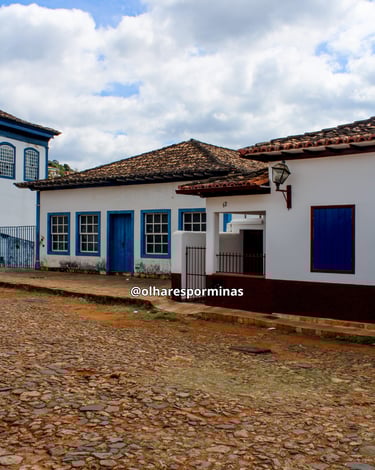 Casas coloniais em rua de pedras em Serro, cidade turistica em Minas Gerais