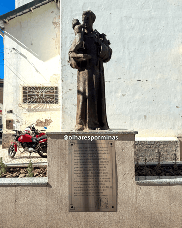 Imagem de Santo Antônio em frente a Igreja Matriz de Rio Acima