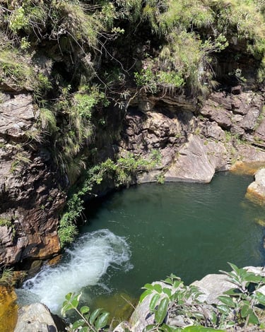 Poço da Cachoeira Capivara na Serra da Canastra MG, com água esverdeada, paredões rochosos
