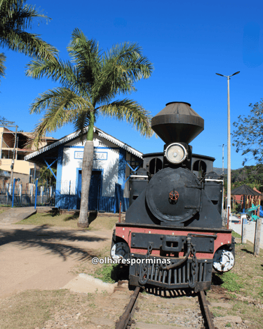 Estação ferroviaria de Rio Acima com um trem histórico em frente