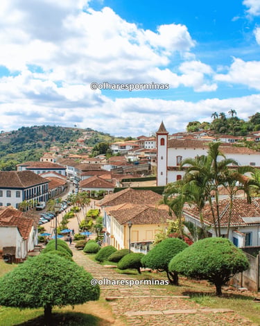 Vista do alto do escadão de Santa Rita revela telhados coloniais e o centro histórico do Serro