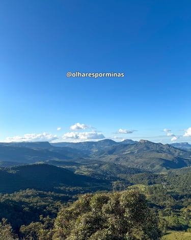 Vista das montanhas de Minas Gerais da Igreja do Morro Redondo em Ipoema MG