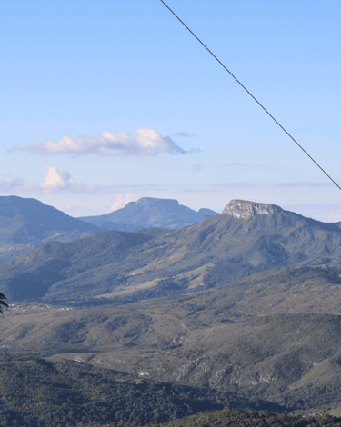 Vista de Montanahs e céu azul, a partir do Mirante da Capela do Morro Redondo em Ipoema