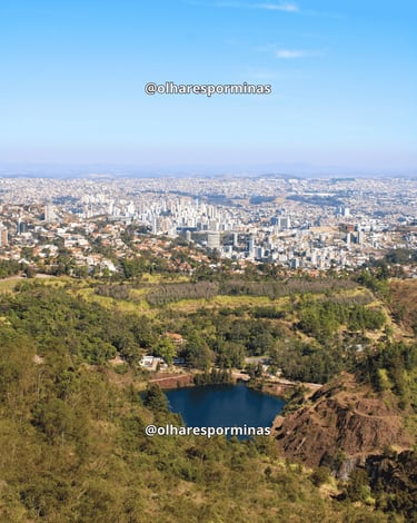 Vista do mirante da Serra do Curral com lagoa, vegetação e Belo Horizonte ao fundo