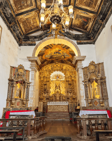 Vista interna do alta da Igreja de Nossa Senhora do Rosário dos Pretos em Tiradentes