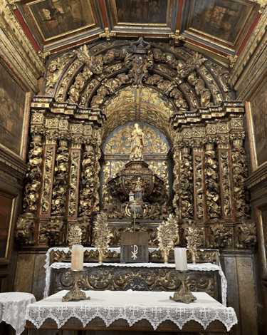 Vista interna da Capela de Nossa Senhora do Ó, com altar de madeira e ouro em Sabará MG