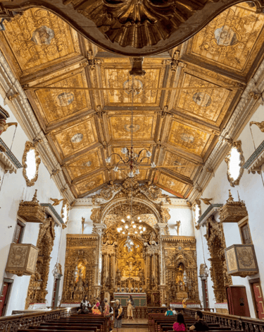 Vista interna com altares e decoração no ouro da Igreja Matriz de Santo Antonio em Tiradentes MG