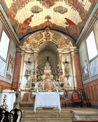 Parte interna da Igreja Matriz de Mateus Leme, com altar decorado com artes sacra
