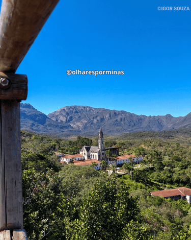Vista panoramica do Santuário do Caraça, com montanhas e vegetação 