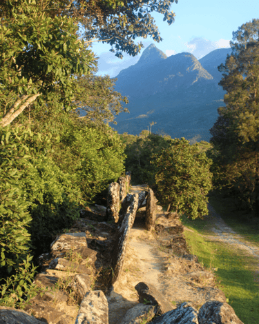 Vista em cima do Bicame de Pedra em Catas Altas, com montanhas ao fundo em Minas Gerais