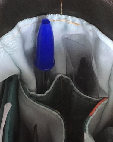 vue des deux poches stylos de l'organiseur de sac artisanal