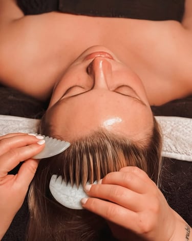 masaje 90' cabeza y cuello y rostro con guasha de jade , cepillo de madera