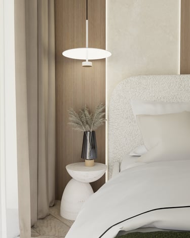 miegamojo lova, staliukai, šviestuvas, sienos dizainas su apšvietimu