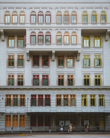 Façade colorée Old Hill Street Police Station avec ses fenêtres arc-en-ciel Singapour - Tanguy Belin