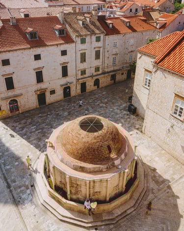 Ruelles médiévales en pierre calcaire de la vieille ville de Dubrovnik, Croatie - Tanguy Belin