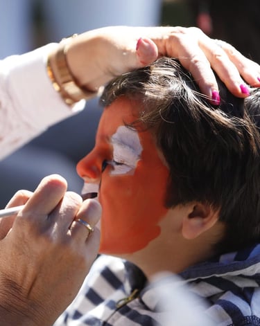 Enfant se faisant maquiller