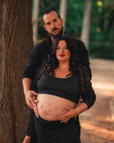 sesión de fotos en pareja embarazada en la naturaleza