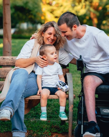 fotografia familiar de un niño jugando con sus padres en un parque de granada en una sesion de fotos