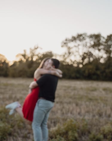 photo de couple flou se sautant dans les bras