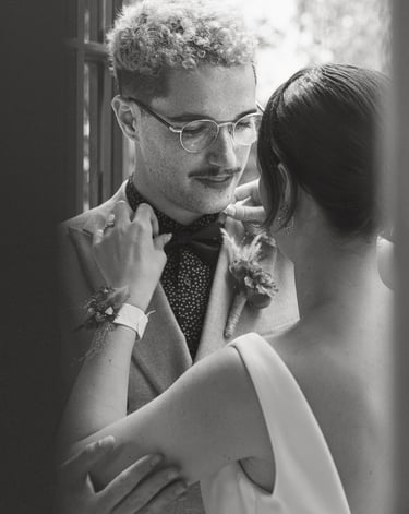 photo d'une femme remettant le noeud papillon de son mari