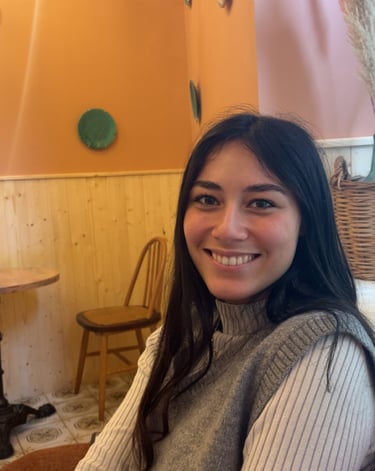 C'est une photo d'une fille dans un café, c'est moi