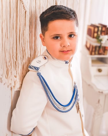 Reportaje de comunión de niño en estudio realizado por Amélie Art en Almendralejo