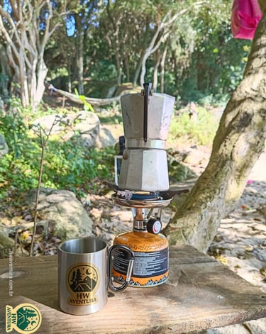 Fogareiro portátil com a cafeteira italiana e a caneca de inox da HW Aventura