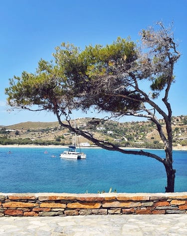 Vue sur la baie de la plage d'Otzias, Kea