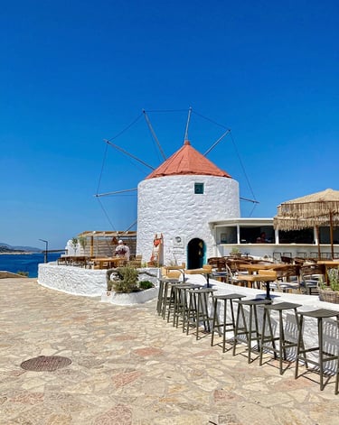 Vieux moulin reconverti en bar-boutique Mylos