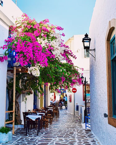 Rue principale du village de Plaka, Milos