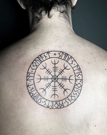 Tatouage d'un vegvisir entouré de l'alphabet runique Futhark.