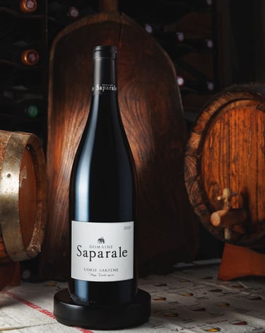Photographie de nature morte avec bouteille de vin Domaine Saparale - thlmphoto