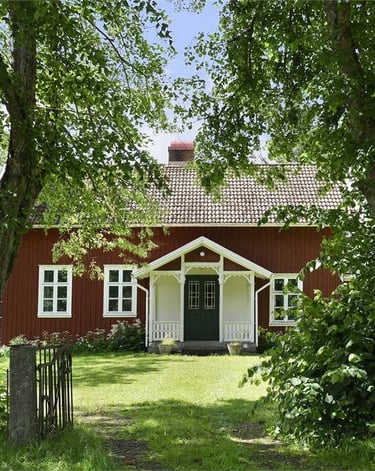 Une maison au bardage en bois peinte avec une peinture naturelle sans adjuvants synthétiques