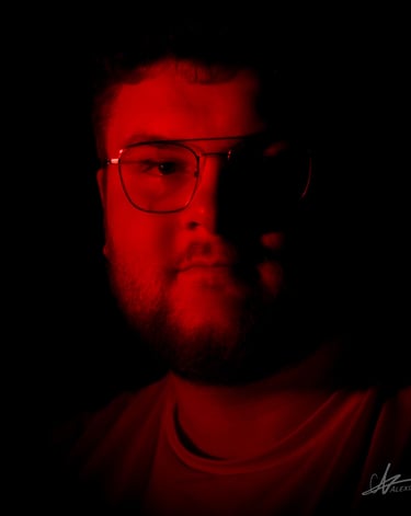 Arthur Debary, le batteur  du groupe Rush On Mars éclairé de face par une Lumière rouge 