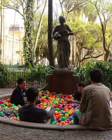 Intervenção Urbana: Piscina de Bolinha na Praça da Alfândega – Sandro Ka