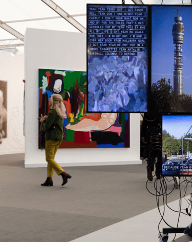 Cory Arcangel: Artista pós-conceitual americano, Arcangel trabalha em diversas mídias.