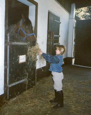 Kindheitsbild der Ponytante wie sie ein Pferd füttert