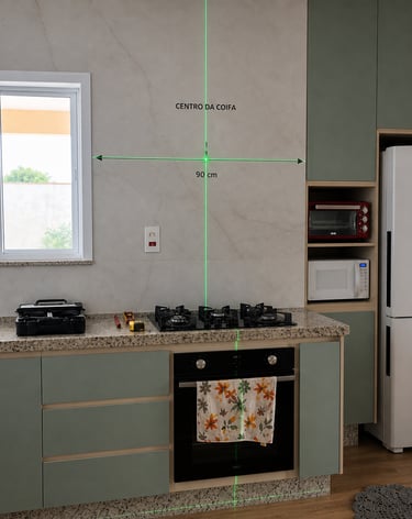 Nível laser verde profissional projetando uma linha cruzada na parede de uma cozinha moderna para in