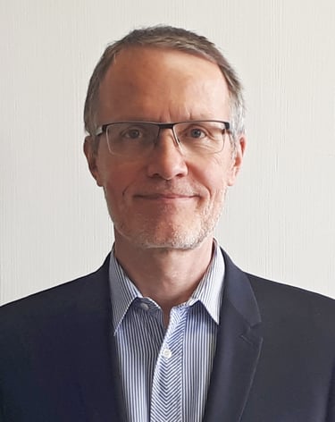 a man in a suit and tie with a tie