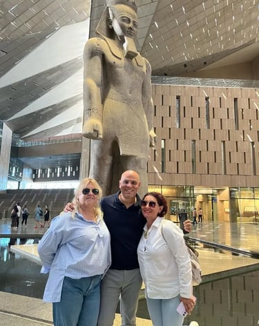 turistas portugueses no átrio principal do Grande Museu Egípcio Ao fundo, a estátua de granito do Colosso de Ramsés II